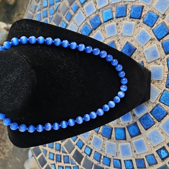 Blue Glass Cats Eye Necklace Unique Clasp - Picture 1 of 4